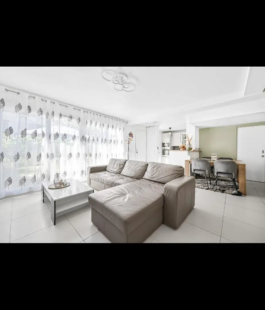 Sejournez A La Maison Du Bonheur, Chambre Cosy Dans Une Maison Familiale A 2 Pas De Paris, Parking Prive Possible Moyennant Des Frais Bagneux  Homestay Bagneux (Hauts-de-Seine)